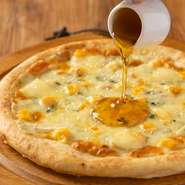 味わいが違う４種のチーズを贅沢に使ったチーズピザ。ふわっととろける特製チーズムースで仕上げるRe:come自慢のpizza。