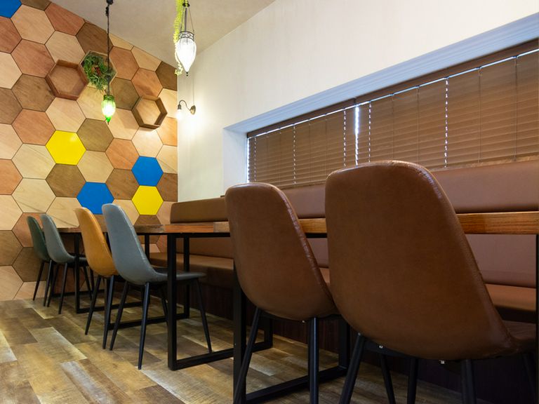 木の温もりをいかしたモダンな雰囲気。至福の女子会を