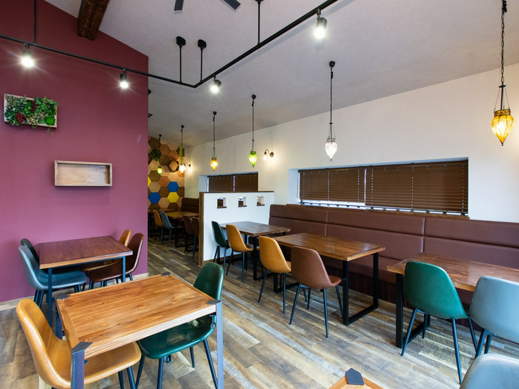 見つめ合う大人デート。大切な人と至福の時間はいかが？