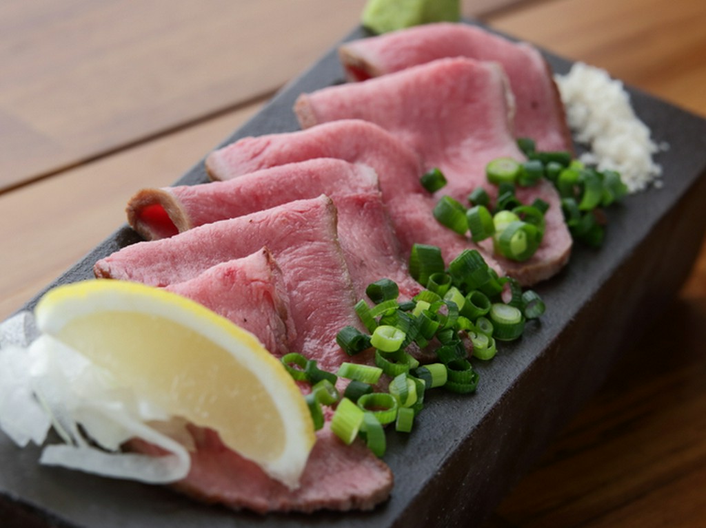 タンの魅力が凝縮された味わい『激レア！熟成牛タン　旨塩添え』