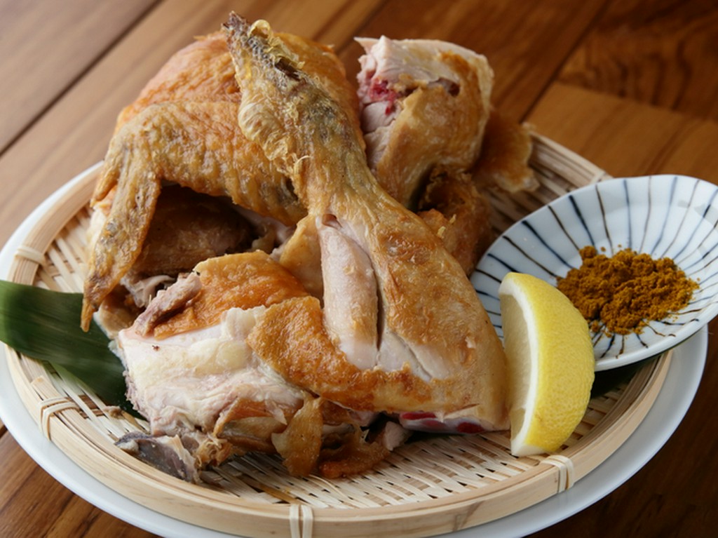 じっくりと焼きあげたジューシィな味わいが魅力の『丸鶏素揚げ』