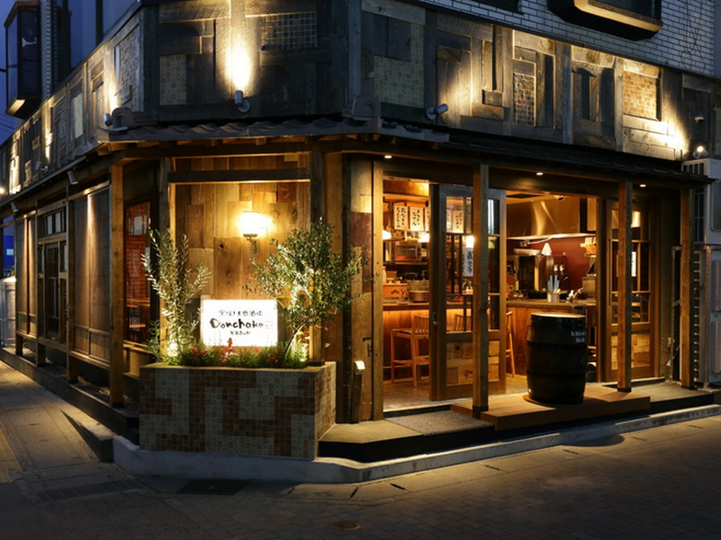 昭和レトロの活気ある大衆酒場