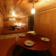 1階にある隠れ家的なフロア「秘密の小部屋」。掘りごたつ式の丸テーブルが2つあり、仲間内で楽しい時間を過ごす場にぴったりです。天井の低さも特徴的で、まさに隠れ家にふさわしいスペースです。