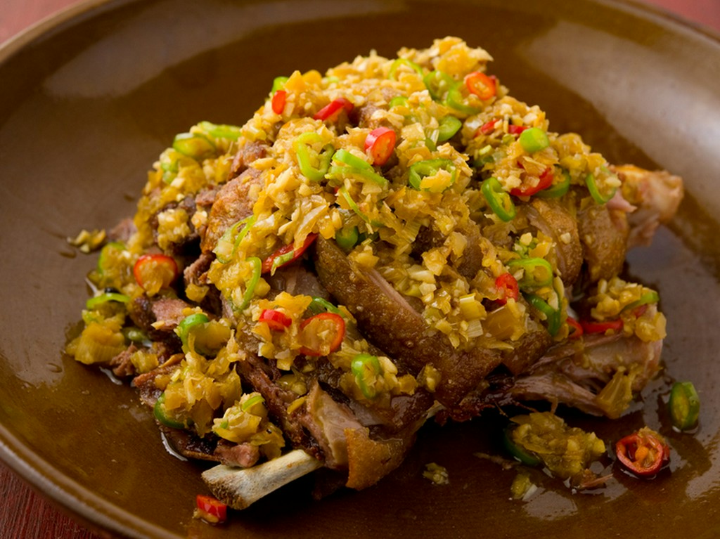 自家製発酵唐辛子やラッキョウの漬物を薬味に『発酵薬味で食べる皮付き揚げヤギ肉』