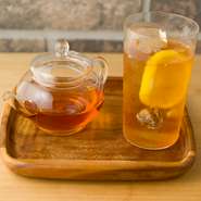香辣里茶はレモンと干し梅が辛い料理によく合います。角盆に乗って出てくるフォトジェニックな演出です。