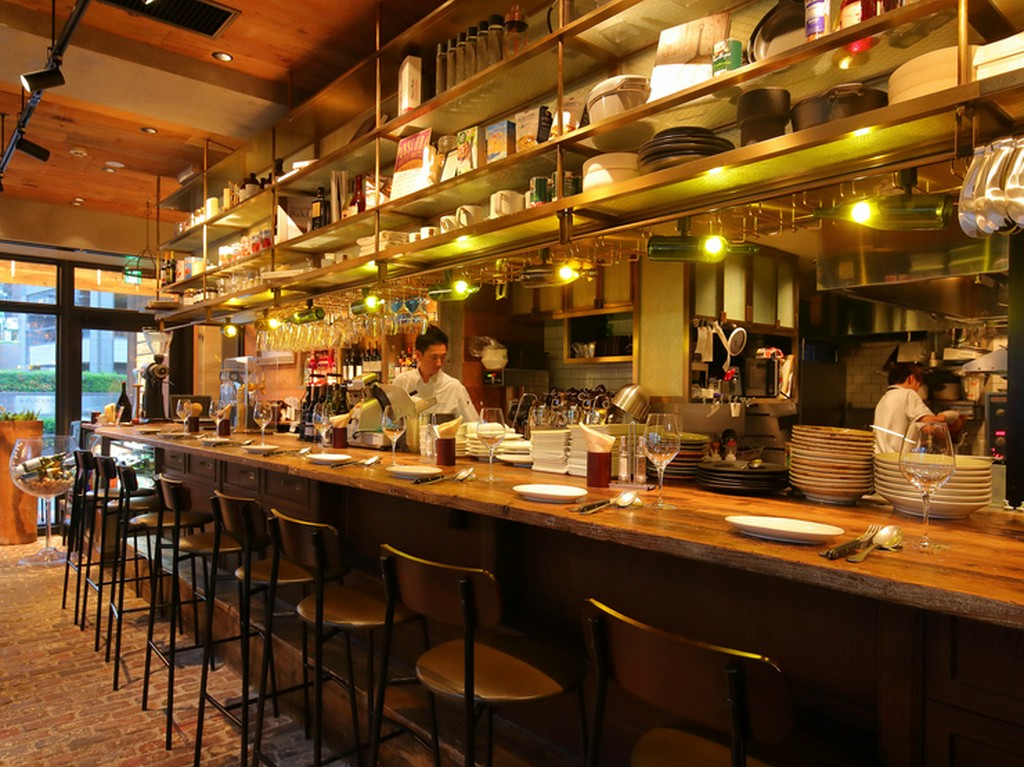 おひとり様やカップルに人気のカウンターを完備