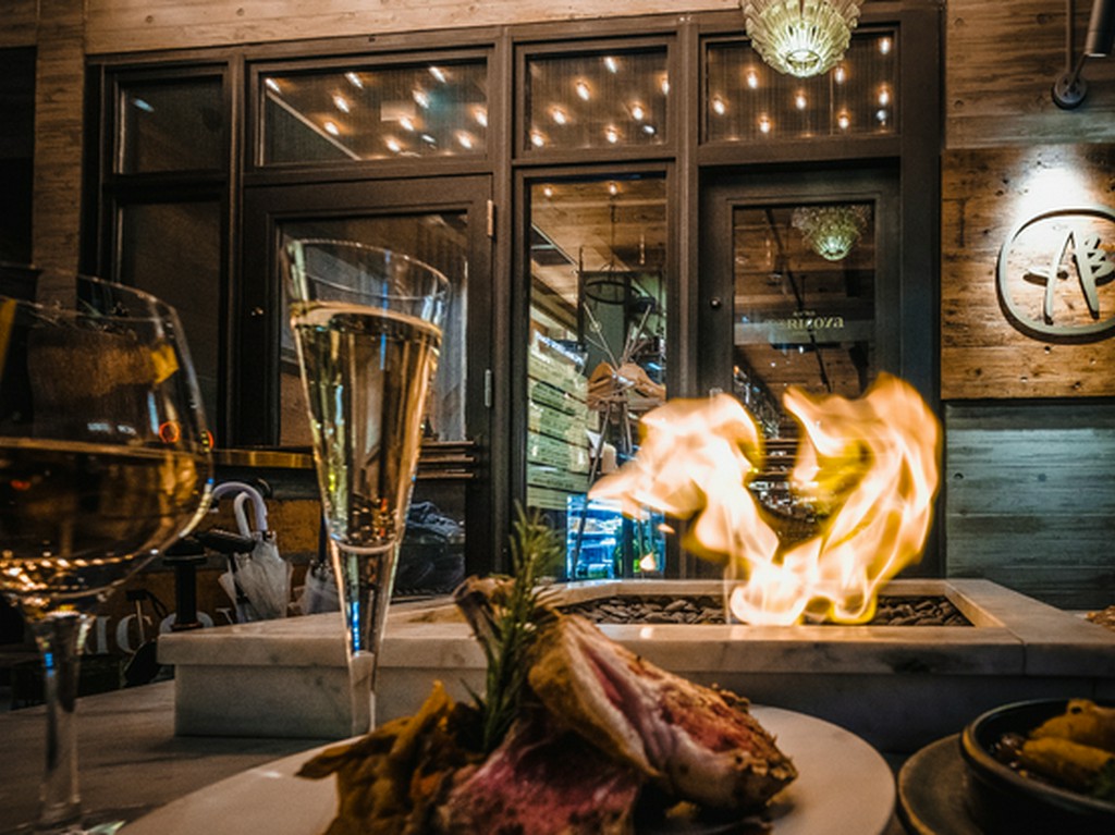 女性人気NO.1!オープンテラスで風を感じるソファー席