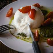 プーリア産 “ブッラータチーズ”と糖度８% トマトのカプレーゼ	