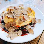 シンプルだけど味わい深い『イタリア産生トリュフのフレンチオムレツ 赤ワインとフォンドボーのソース』