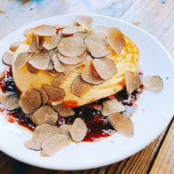 シンプルだけど味わい深い『イタリア産生トリュフのフレンチオムレツ 赤ワインとフォンドボーのソース』