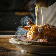 名物の、鶏を一羽丸ごと石釜で焼くフランス版ローストチキン料理「プレロッティ」。高温で焼き上げるために表面はパリっと中身は柔らかくジューシー。
シェフこだわりの名物料理をぜひ！