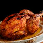 『プレロッティチキン』の丸鷄は、通常は鹿児島の地鶏を使用。ただし事前に予約いただければ銘柄鶏の蔵王土鶏を使用し、よりジューシィな味わいを満喫できます。また野菜も厳選された国産野菜です。