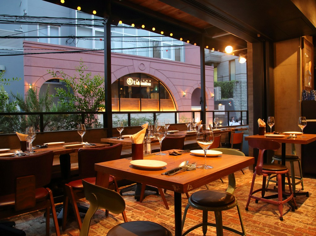 季節の風を感じるオープンテラス