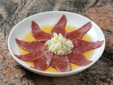 非常に新鮮な和牛のハツのみを使用。コリコリとした食感とゴマ油の香りが食欲をそそる『ハツ刺し』