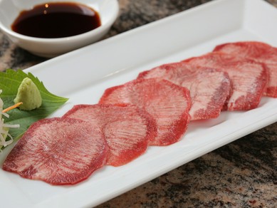 常連客のほとんどが必ず注文するという、「焼肉ふるさとグループ」の看板メニュー『特製タン刺し』