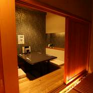 シックでクラシカルな個室では、落ち着いた時間を過ごせます。スタッフのサービスも会話や食事のタイミングを計りながら行われており、ストレスのない時間が流れていきます。