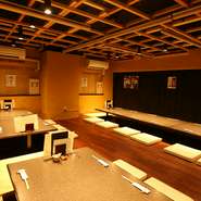 人数に合わせてロールカーテンで仕切ることが出来る大広間は、最大30名まで入室できます。納得できる食材を使った料理提供を大切にしているため、2日前までの予約が必須。