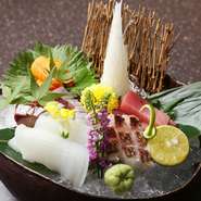 店主が市場に赴き、自ら目利きしながら仕入れています。さらに顔が見える相手との取引を大切にすることで、魚介の鮮度は折り紙つき。※写真は中トロ、カンパチ、タイ、剣先イカ、ウニとなります。