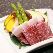 「千屋牛」とは、岡山県産ブランド牛。岡山県の山麓で肥育されており、牧場から直接仕入れています。濃厚な肉の旨味をダイレクトにいただくため、ヒマラヤ岩塩プレートに乗せて焼き上げています。