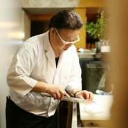 お客様とのコミュニケーションを大切にしている【板前料理別館よしみ】。言葉を交わすことがリラックスしていただくことへと繋がり、アットホームな空間がつくられていきます。