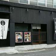 大広間は最大収容人数は30名なので、大人数での賑やかな宴会を開けます！　また、人数に合わせてロールカーテンで仕切ることもできます。　2日前までに、店舗へご予約を。