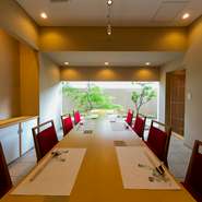 料理人の繊細な技から繰り出される料理の品々は、色とりどりで見た目も華やかです。季節を感じられる庭を望む椅子席は、晴れの日の利用にぴったり。家族のお祝いの席にも請け合いです。