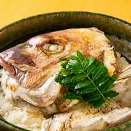 天然の鯛を使用し、シンプルに炊き上げる『土鍋御飯』。鯛の本来の持つ旨みと味わいを存分に堪能できます。炊き上がりの芳醇な香りと艶やかな姿に驚かれるお客様も。この料理を求めて来る方も多い、人気の一品。