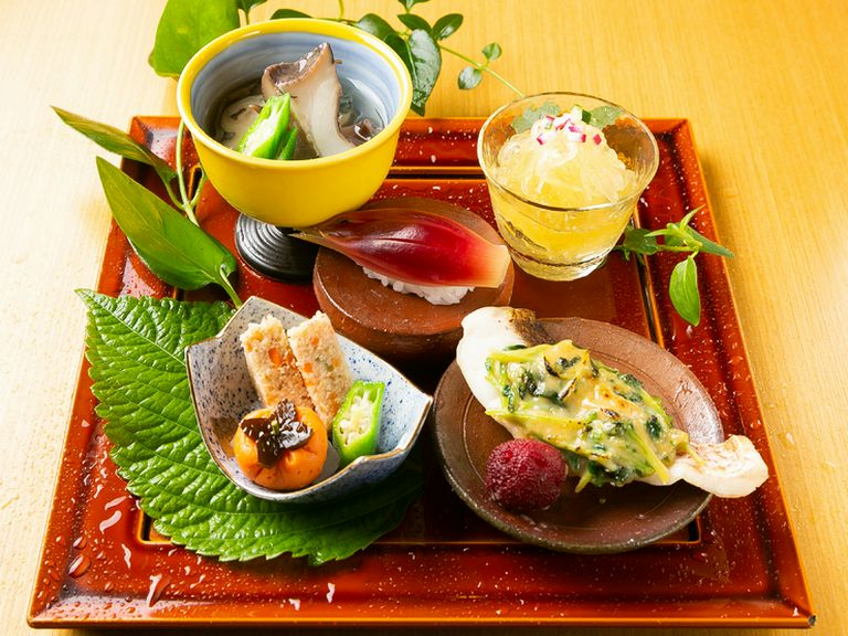 四季折々の旬の素材を生かし、食の始まりを告げる『八寸』