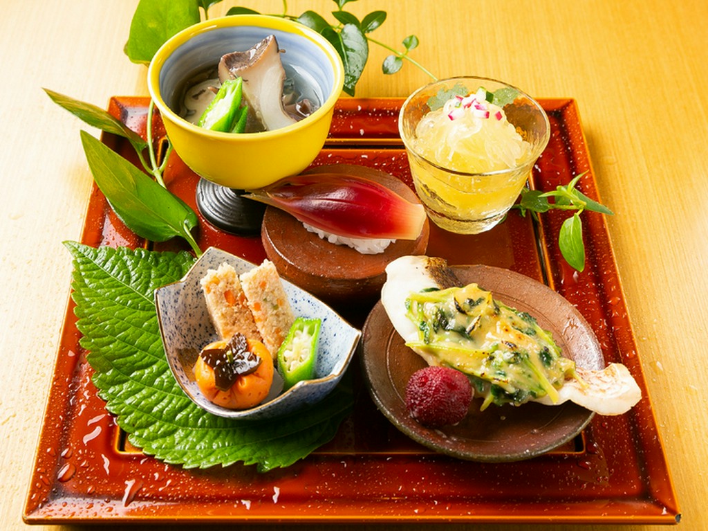 四季折々の旬の素材を生かし、食の始まりを告げる『八寸』