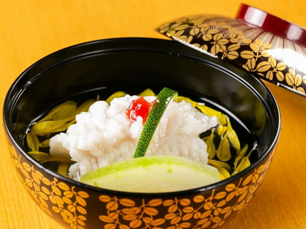 昆布とかつお出汁で旬の食材が持つ旨みと味わいを包む『お椀』