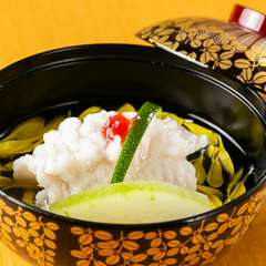 昆布とかつお出汁で旬の食材が持つ旨みと味わいを包む『お椀』