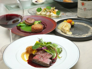 豪華なディナーとメッセージ付きプレートで祝宴を