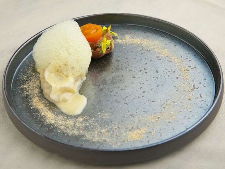 甲殻類と相性の良いカレー風味の泡がけ『白海老のパート包み白海老のクリームソースとパウダー』