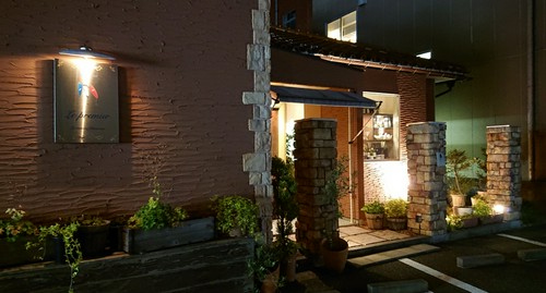 高岡駅から徒歩2分、利便性抜群の一軒家レストラン