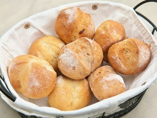 自家製の全粒粉入りパンが3種類