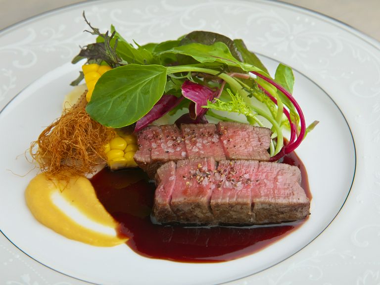 旨味を凝縮させた『国産牛フィレ肉の低温調理 赤ワインソース』