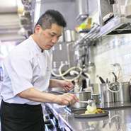 料理は美味しくて当たり前。お客様に喜んでいただける、プラスαの演出を心掛けています。プロポーズや記念日など、サプライズのご相談も承りますので、気軽にお問い合わせください。