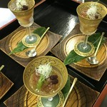 春は山菜、夏は鮎、秋は落ち鮎とキノコ、木の実、冬はジビエと、季節で内容が変わってまいります。各お部屋に囲炉裏がございまして、板場が出向いて、夏は鮎、それ以外の季節は岩魚をお焼きさせて頂いております。
