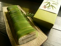 夏の味。期間限定。ご注文お受けしてからおつくりいたしますので、お早めにおっしゃってくださいませ。お帰りまでにおつくりいたします。お電話でのご予約も賜っております。一本（八切れ入り）