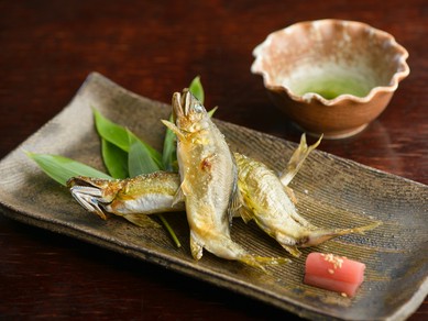 囲炉裏で旨みを凝縮して焼き上げた鮎(6~10月)や岩魚(10月末~5月末)の塩焼き