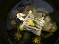 当屋の会席料理の御椀物は、金沢の海の物とはまた違った美味しさがございます。お写真は「岩魚の清汁仕立て」肉厚の岩魚はほっこりと。当屋の地下水を使ったお出しは薄味の優しいお味です。