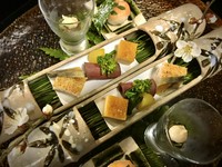 春は山菜、夏は鮎、秋は落ち鮎とキノコ、木の実、冬はジビエと、季節で内容が変わってまいります。各お部屋に囲炉裏がございまして、板場が出向いて、夏は鮎、それ以外の季節は岩魚をお焼きさせて頂いております。