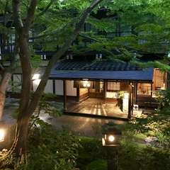 神域にあり、緑の樹々に囲まれた、老舗の料理旅館