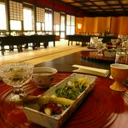 神社境内にある当屋ならではの、優雅でゆったりしたご宴席。