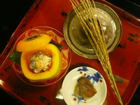 白山麓の四季それぞれの山の食材を使った会席料理でございます。（全室個室・全囲炉裏で焼くお魚付）