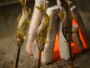 芳醇な香り。囲炉裏でふっくらと焼き上げた川魚の塩焼き