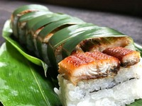 ご予約制。ふっくら焼き上げた鰻を笹寿司にいたしました。お日にちとお時間とをお電話でお知らせ下さいませ。鰻蒲焼、白焼きも出来ます。