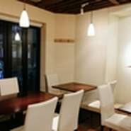 テーブル席はベンチシートも有り、両家の顔合わせ、友人との会食など、様々なシーンでご利用いただけます