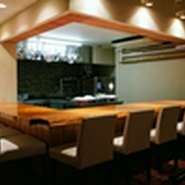 シェフズテーブルと呼ぶにふさわしいカウンターは、キッチンライブが目の前で行われていて迫力があります。