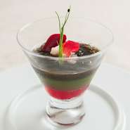 こちらは初夏の訪れを告げる前菜の一例。ビーツの赤、きゅうりの緑のジュレの上に新もずくの層を重ね、新生姜やバラの花びら、マイクロシブレットをあしらっています。　